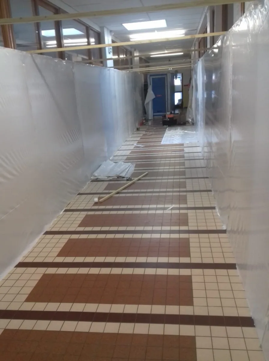 Confinement de chantier avant désamiantage, réalisé par DDNA 16 en Charente